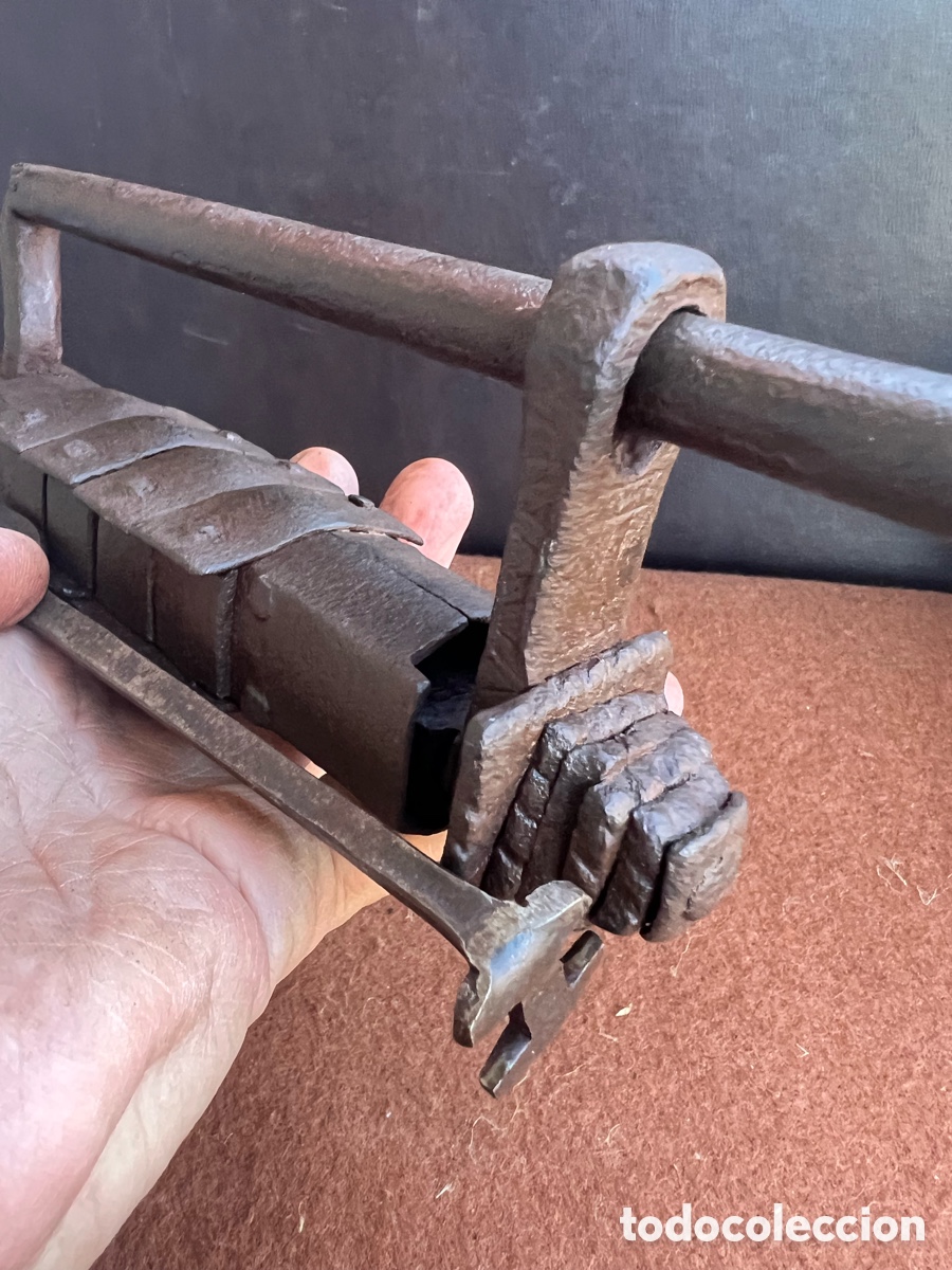 Antiquit&auml;ten: Candado de hierro forjado, raro, con escama de cocodrilo remachada, con llave.