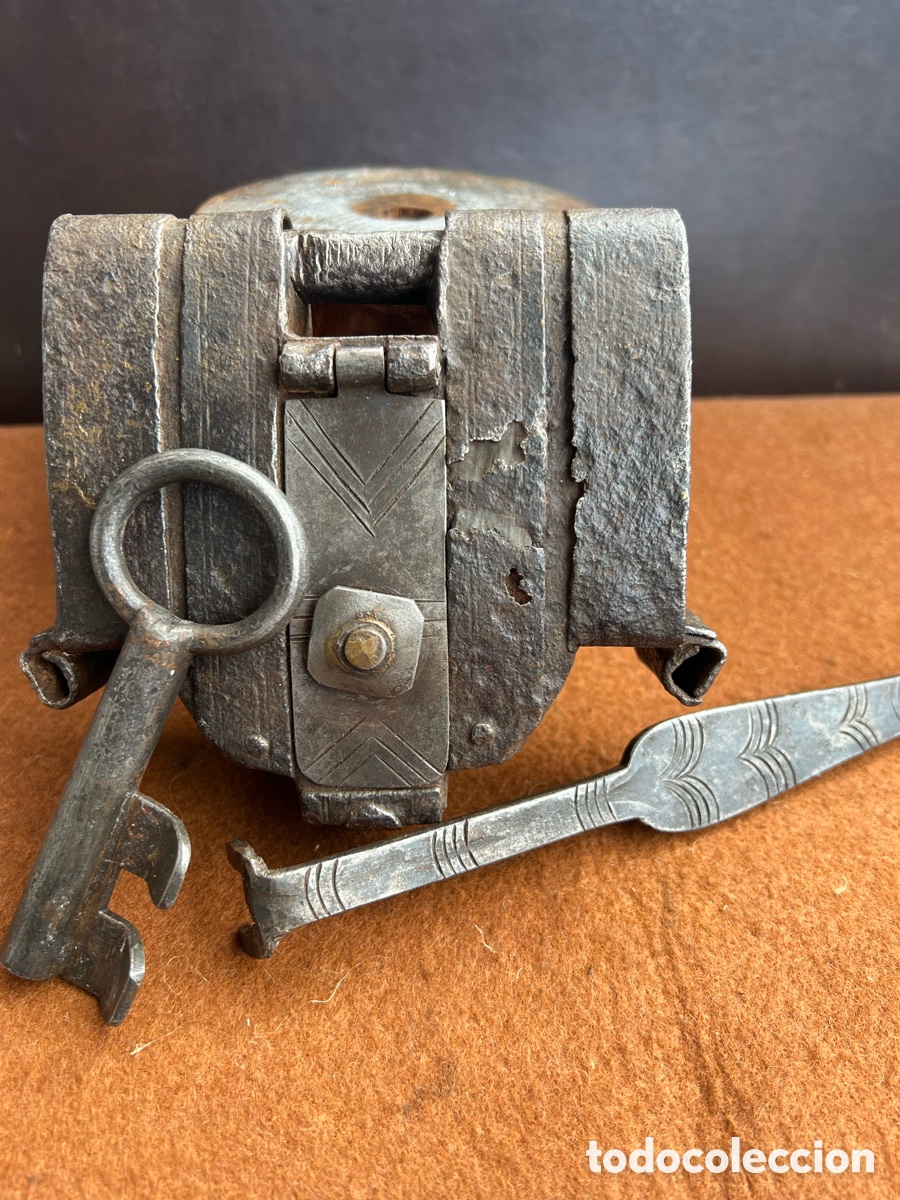 Antiquit&auml;ten: Un enorme candado medieval antiguo de hierro forjado, de gran tama&ntilde;o y con dos llaves.