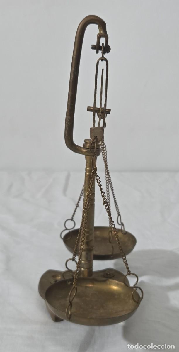 Antig&uuml;edades: Peque&ntilde;a Balanza de lat&oacute;n, con pesas - Foto 3