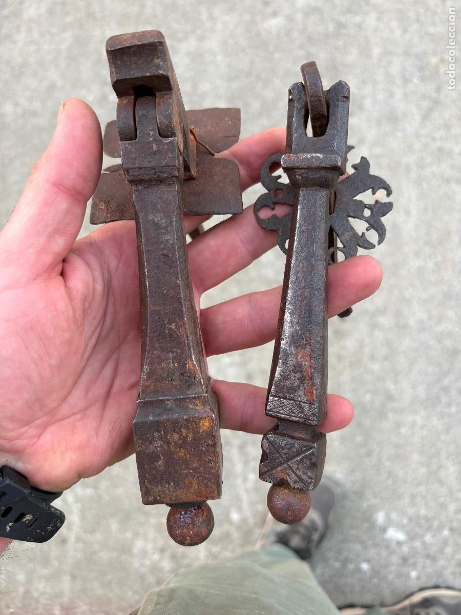 Antig&uuml;edades: Aldabas antiguas con bola a&ntilde;adida en punta siglo xviii forja