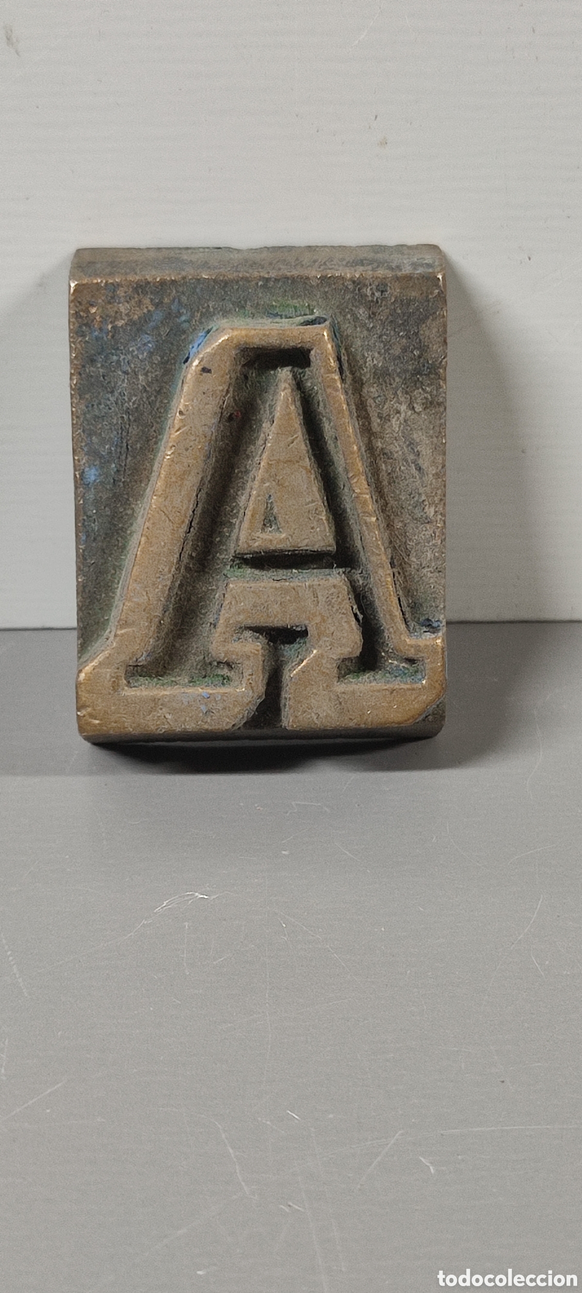 Antig&uuml;edades: Antigua letra tipogr&aacute;fica A de bronce. Mide aproximadamente 3 x 5 cm.