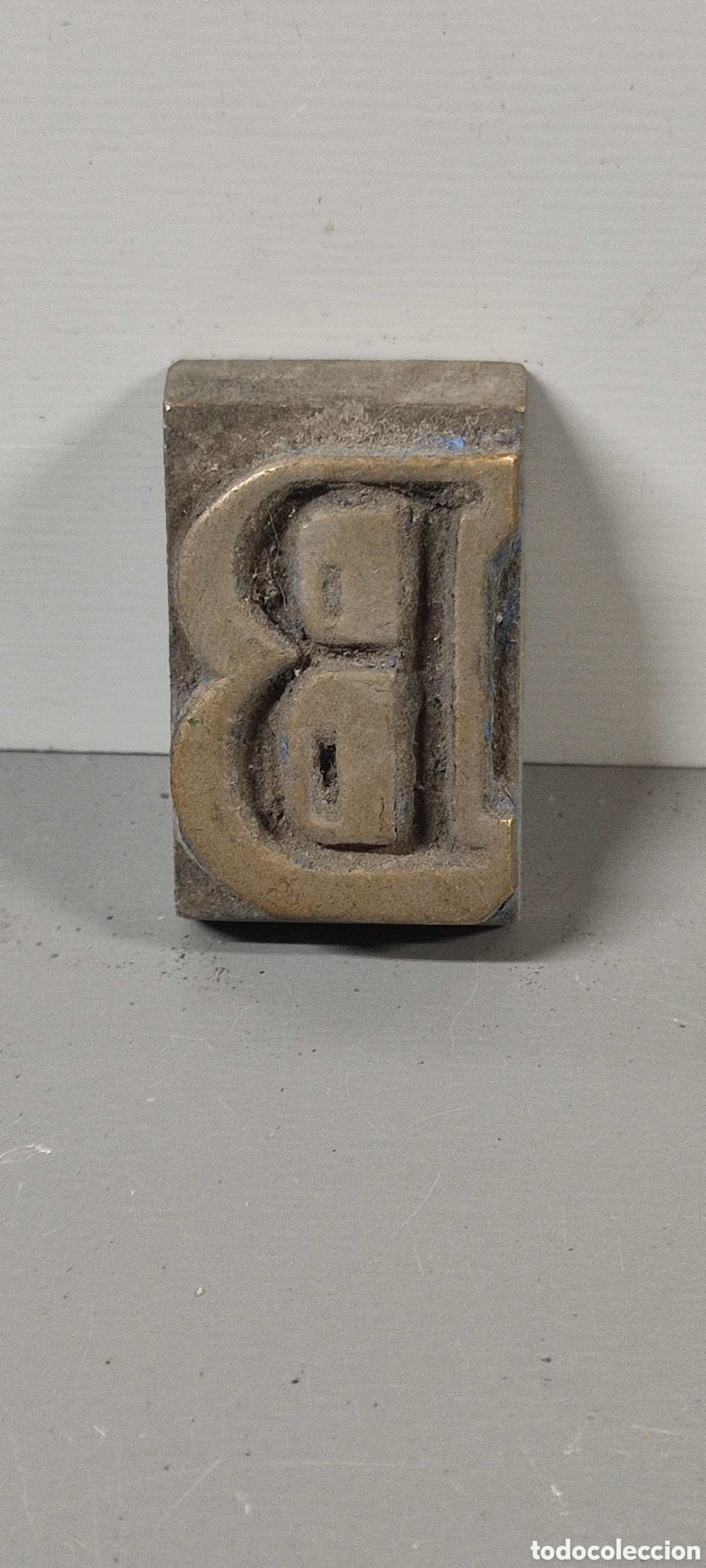 Antig&uuml;edades: Antigua letra tipogr&aacute;fica B de bronce. Mide aproximadamente 3 x 5 cm.