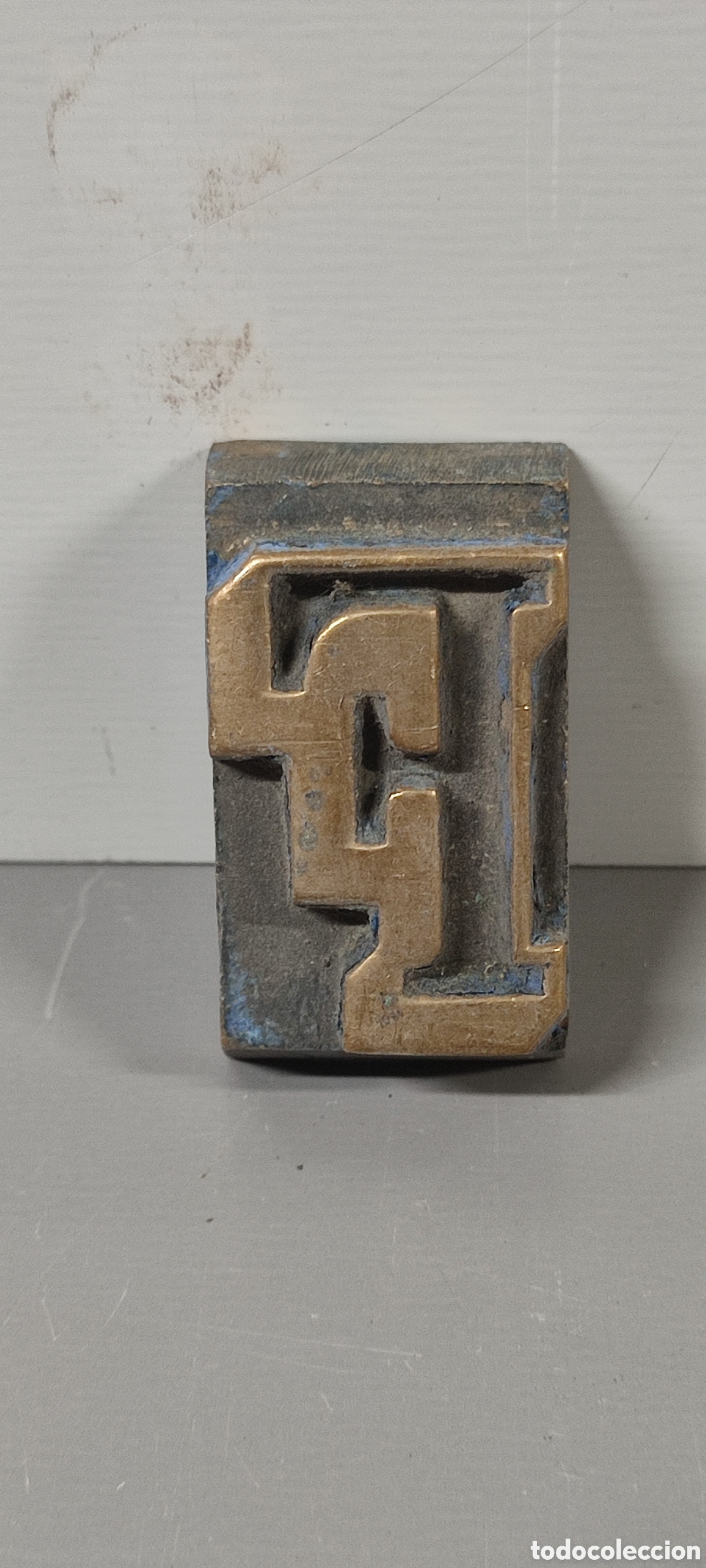 Antig&uuml;edades: Antigua letra tipogr&aacute;fica F de bronce. Mide aproximadamente 3 x 5 cm.