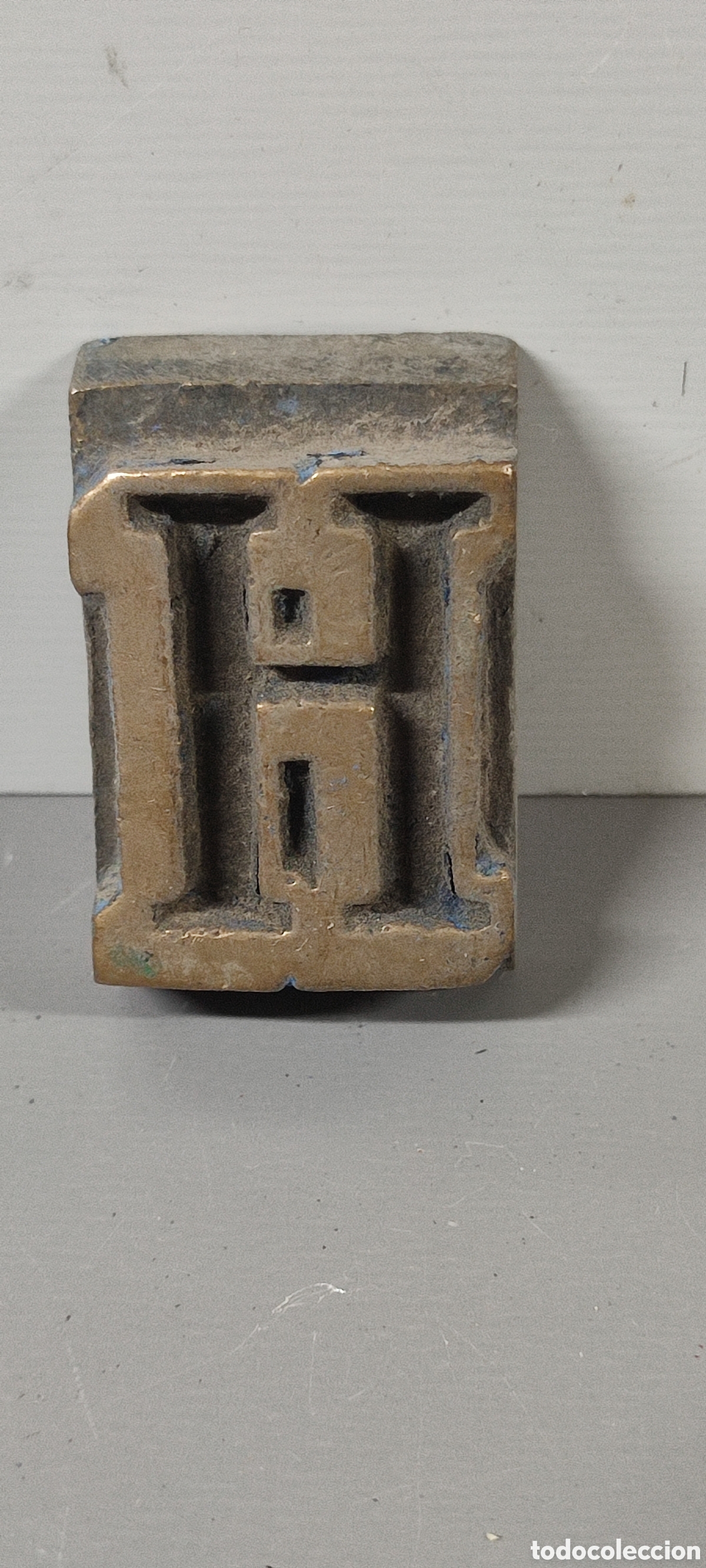 Antig&uuml;edades: Antigua letra tipogr&aacute;fica H de bronce. Mide aproximadamente 3 x 5 cm.