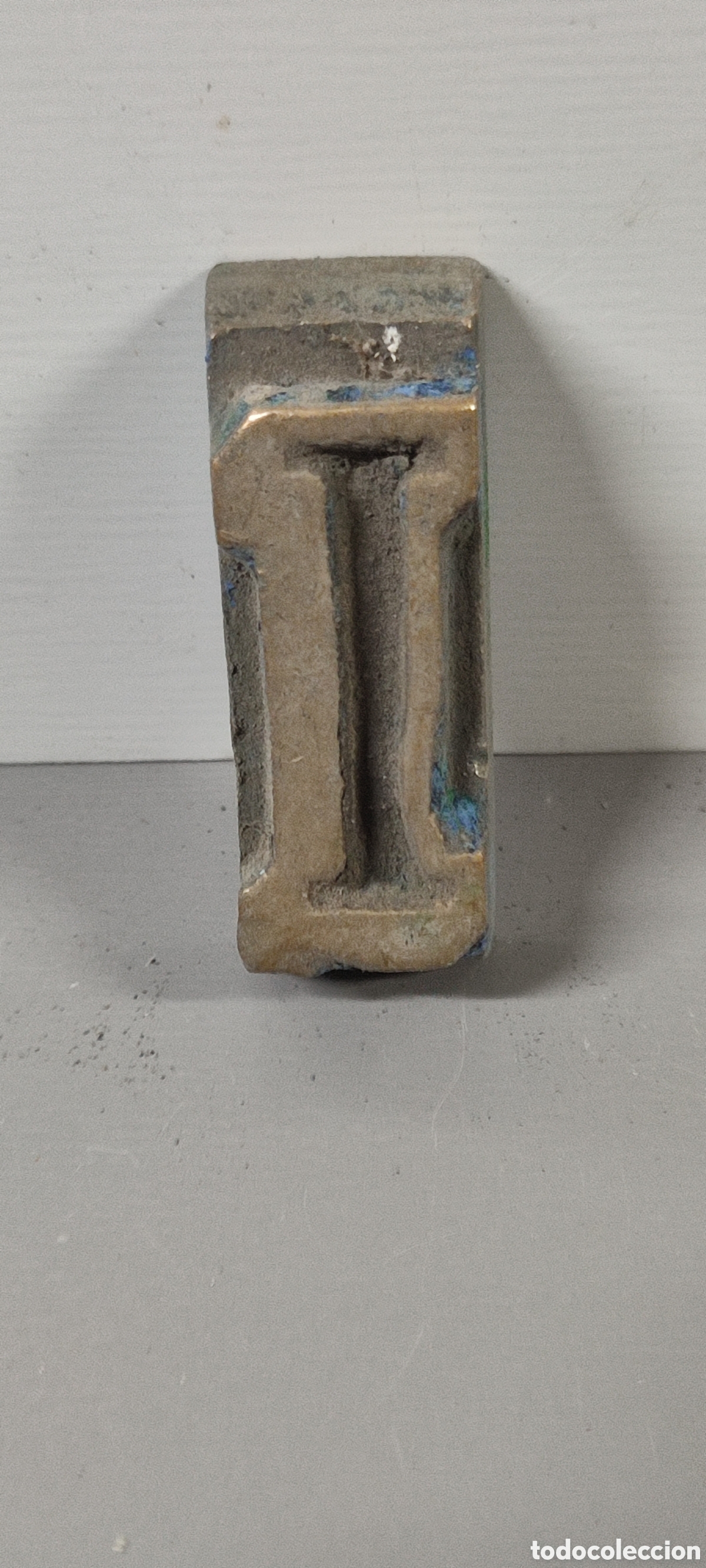 Antig&uuml;edades: Antigua letra tipogr&aacute;fica I de bronce. Mide aproximadamente 1 x 5 cm.