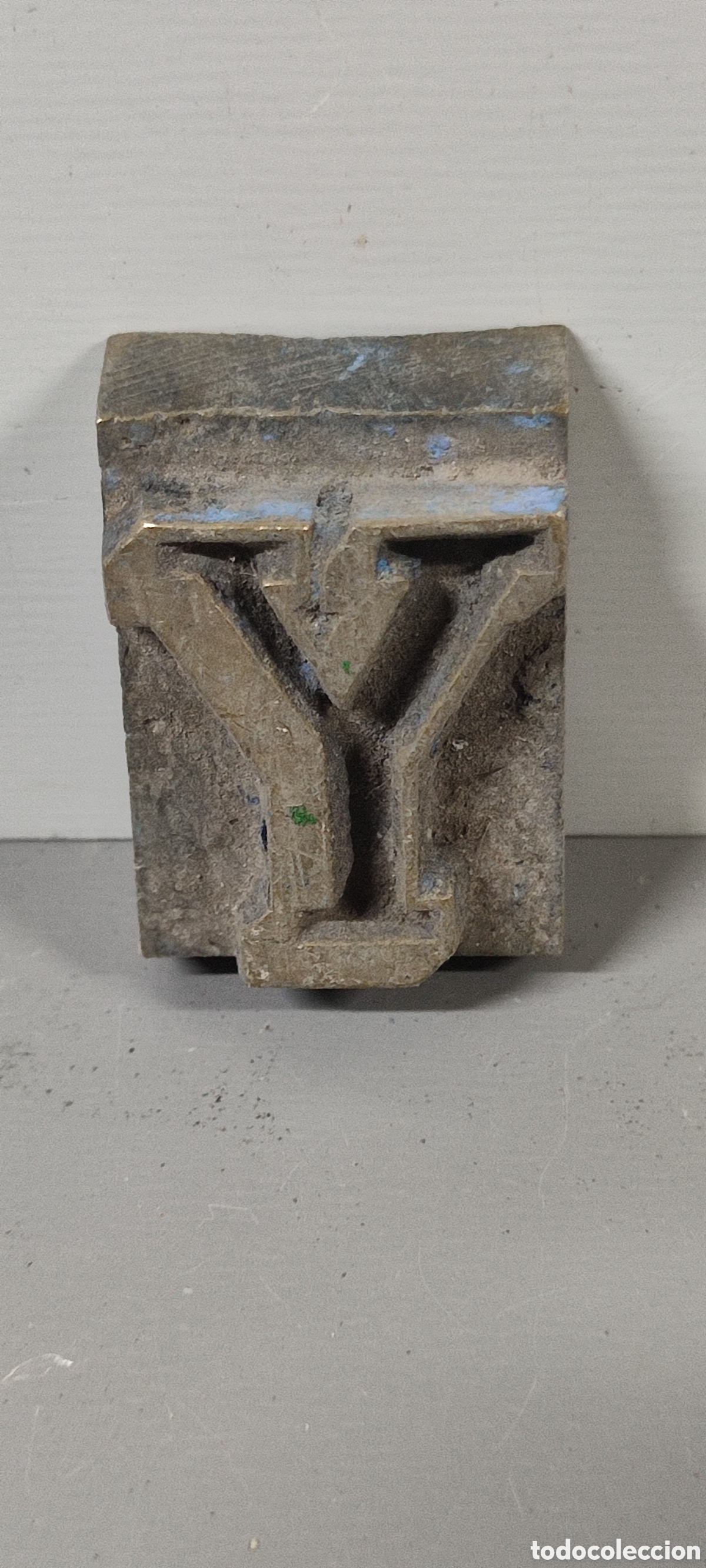 Antig&uuml;edades: Antigua letra tipogr&aacute;fica Y de bronce. Mide aproximadamente 3 x 5 cm.