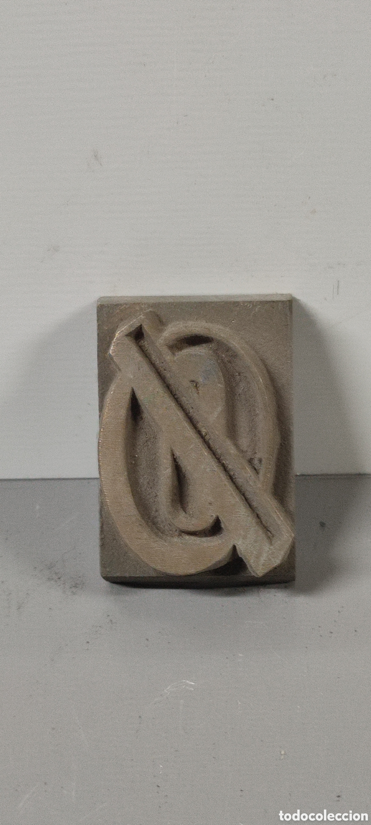Antig&uuml;edades: Antiguo cu&ntilde;o de imprenta de bronce. Mide aproximadamente 3 x 5 - Foto 1