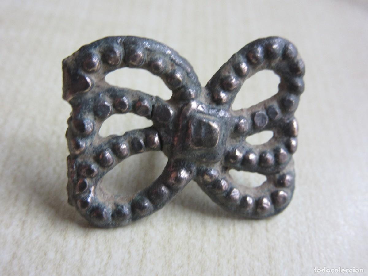 Antiquit&eacute;s: Bonito clavo ornamental en forma de lazo Bronce Posible S XVIII-XIX Medidas 2,8 x 2,3 cm