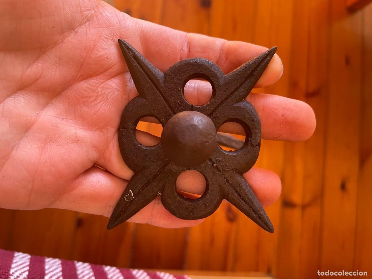 Antig&uuml;edades: Clavo de hierro de puerta - Foto 1
