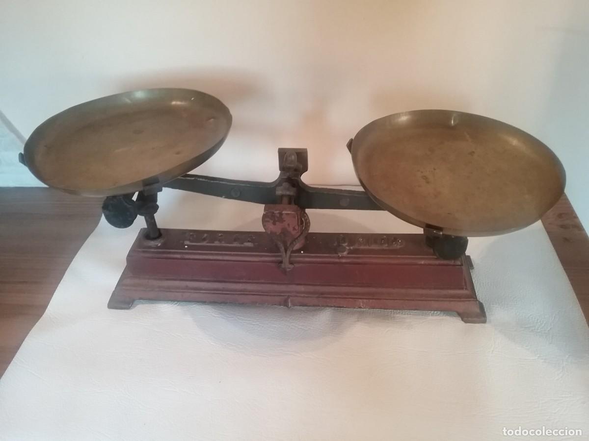 Antig&uuml;edades: Preciosa balanza color marr&oacute;n con cuerpo met&aacute;lico y con platos de lat&oacute;n marca FORCE 10KG