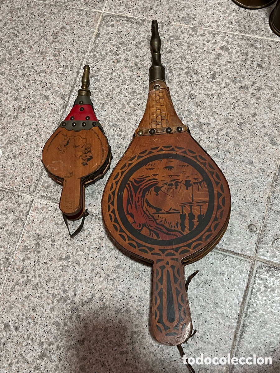 Antig&uuml;edades: Lote de 2 antiguos fuelles para chimenea - fuego en madera y piel
