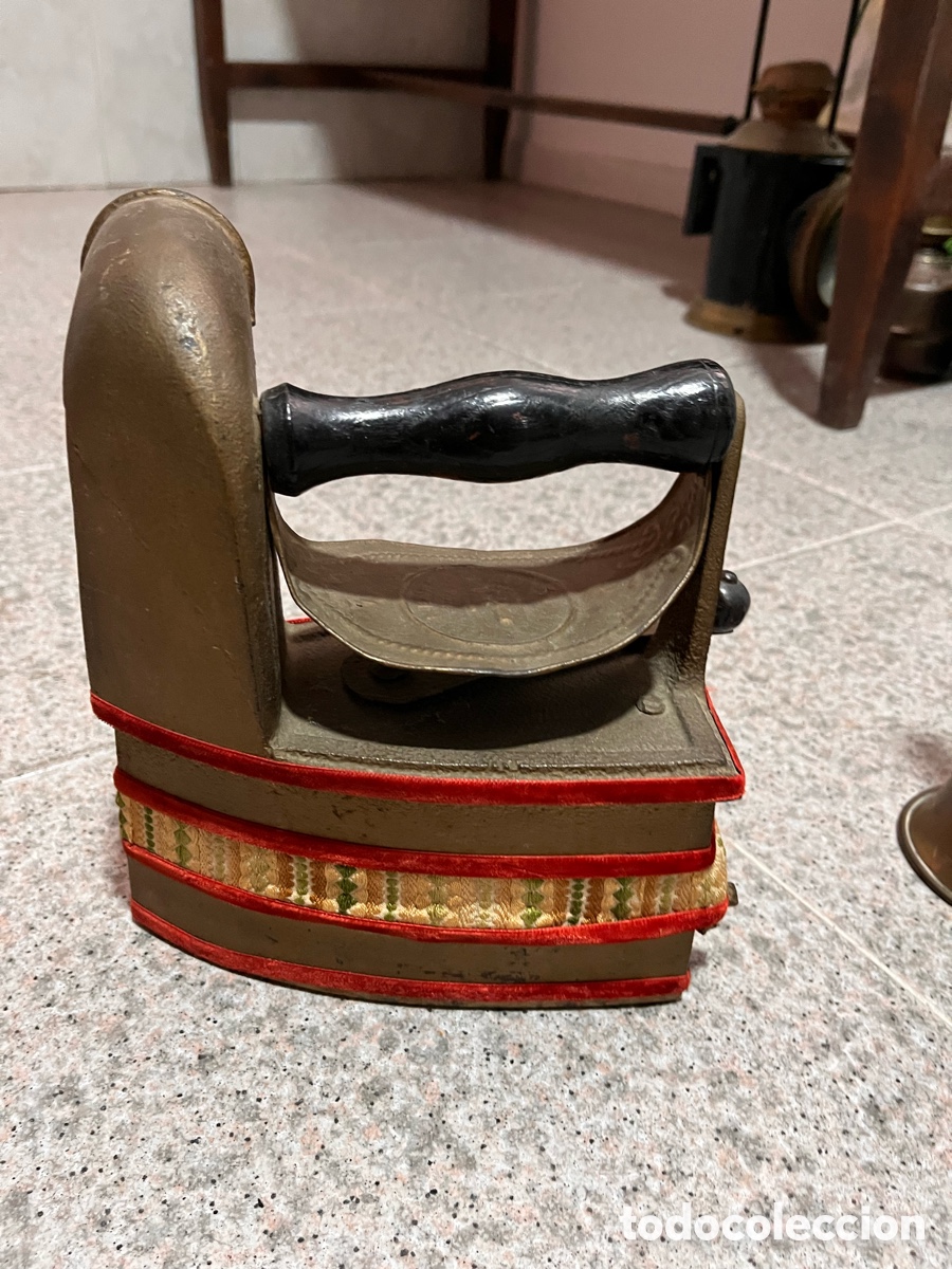 Antig&uuml;edades: Antigua plancha (de planchar) muy pesada, en metal