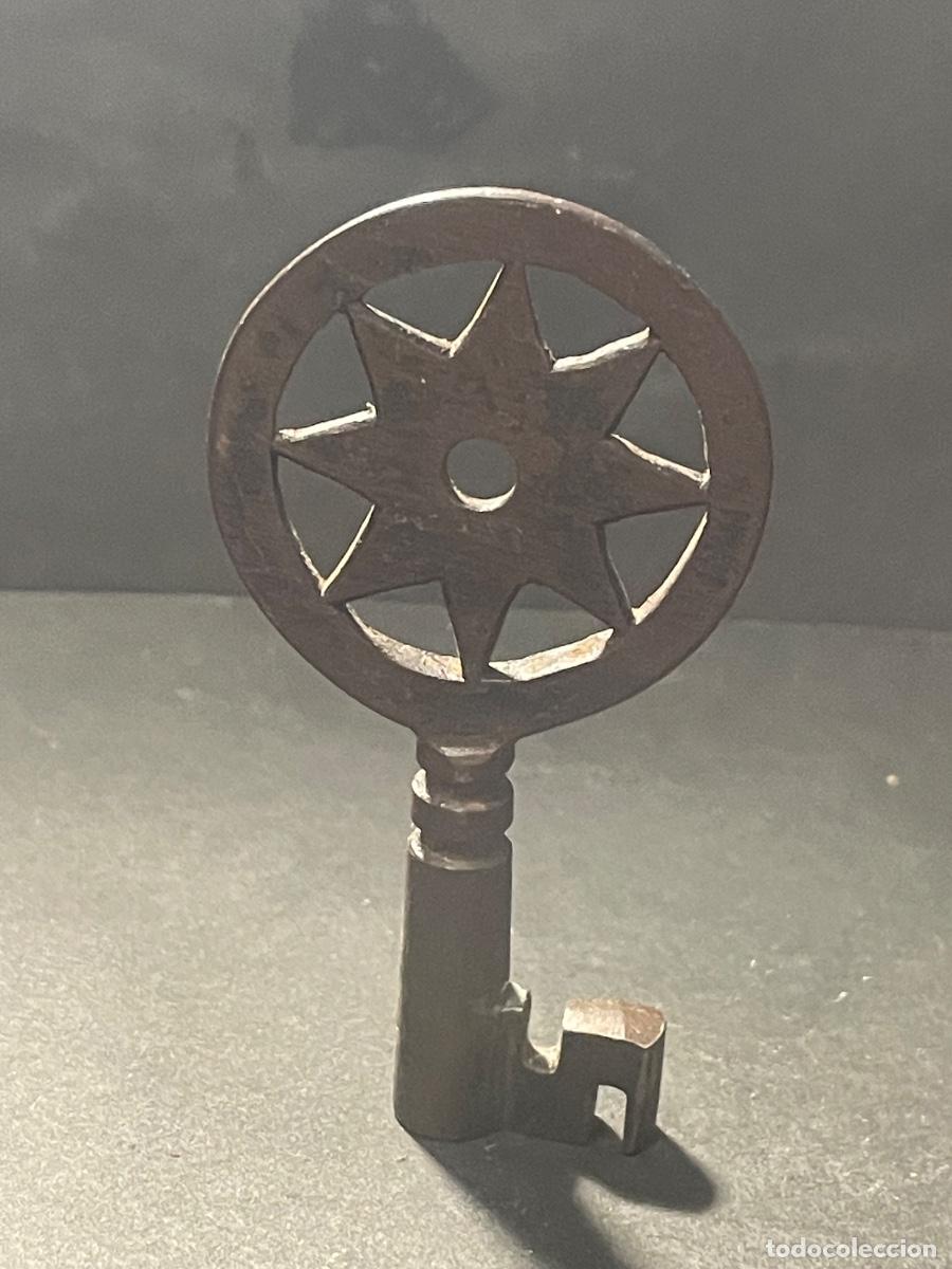 Antig&uuml;edades: ANTIGUA LLAVE DE MUEBLE , FORMA DE ESTRELLA 8 PUNTAS - 6,8X3.6 CM. - ESTADO EL QUE SE VE EN LAS IMAG