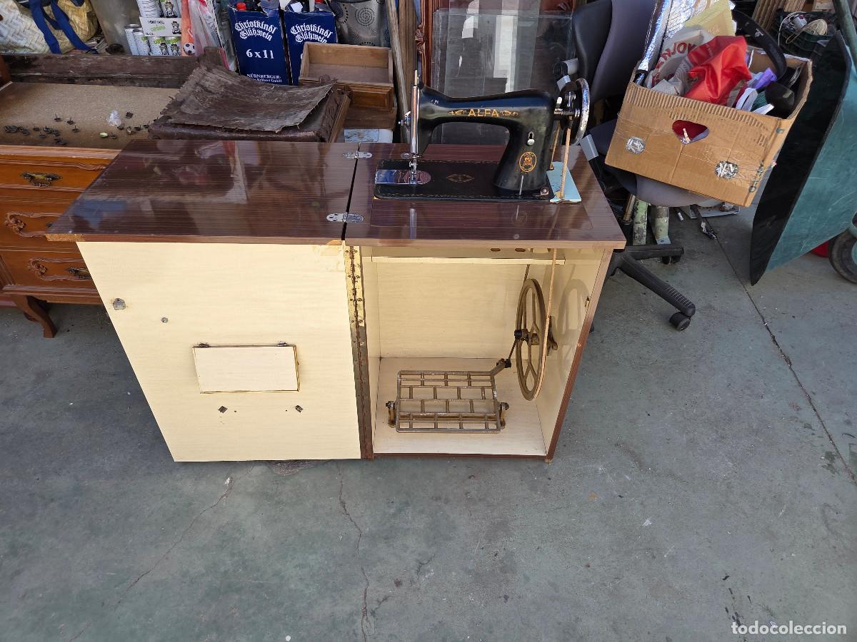 Antig&uuml;edades: maquina de coser Alfa - Foto 1