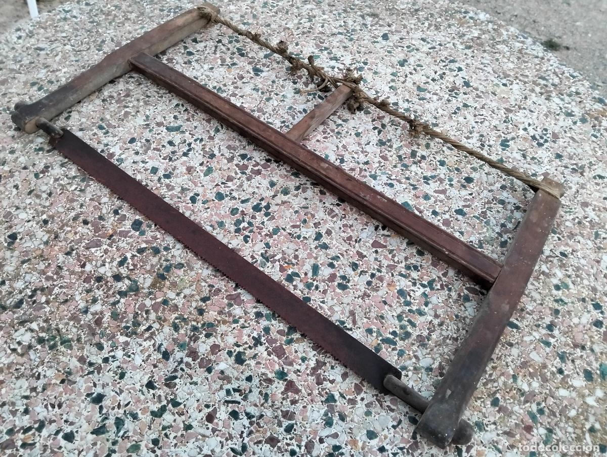 Antig&uuml;edades: Sierra de arco antigua serrucho de carpintero o le&ntilde;ador madera hierro herramienta a&ntilde;os 30-40