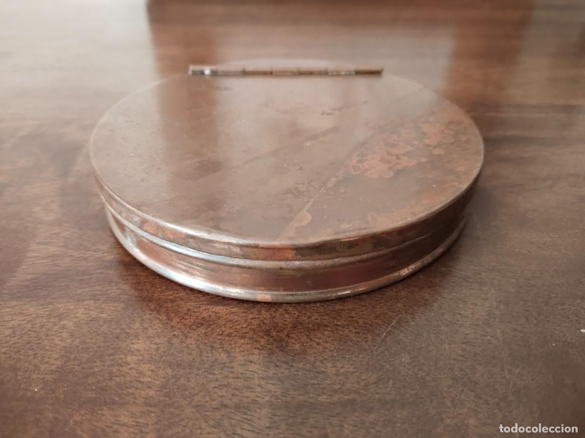 Antiques: Antigua Caja redonda de cobre. 10,5 cm de di&aacute;metro. Made in England.