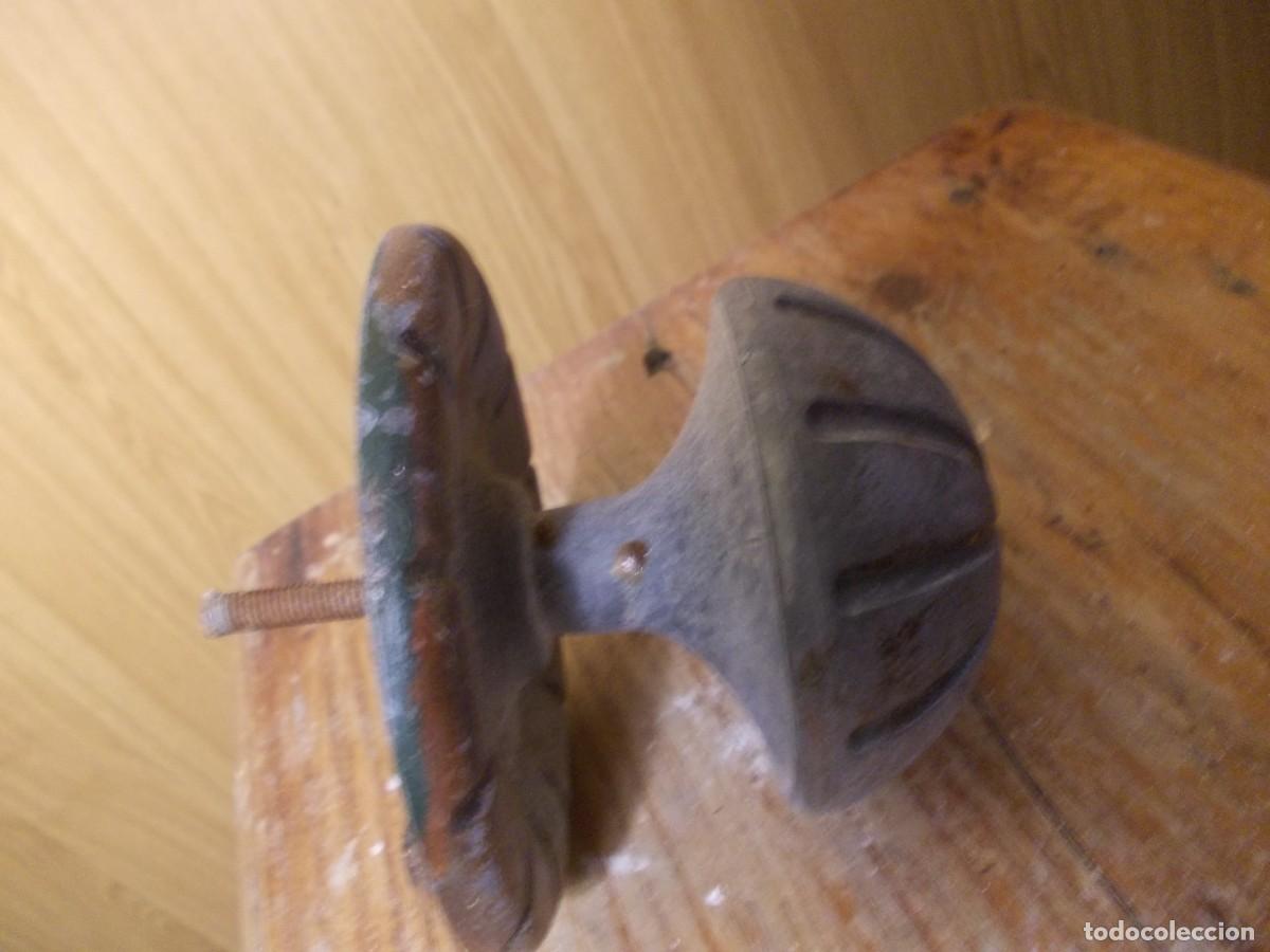 Antiquit&auml;ten: Pomo de puerta antiguo en metal Pieza r&uacute;stica vintage ideal para restauraci&oacute;n y decoraci&oacute;n