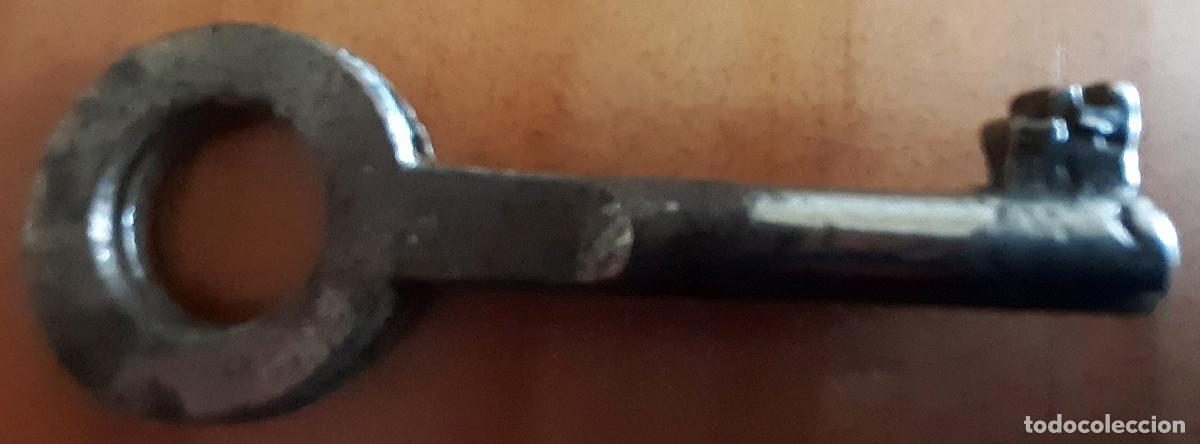 Antig&uuml;edades: PEQUE&Ntilde;A LLAVE HUECA DE VIEJA CAJA DE MADERA