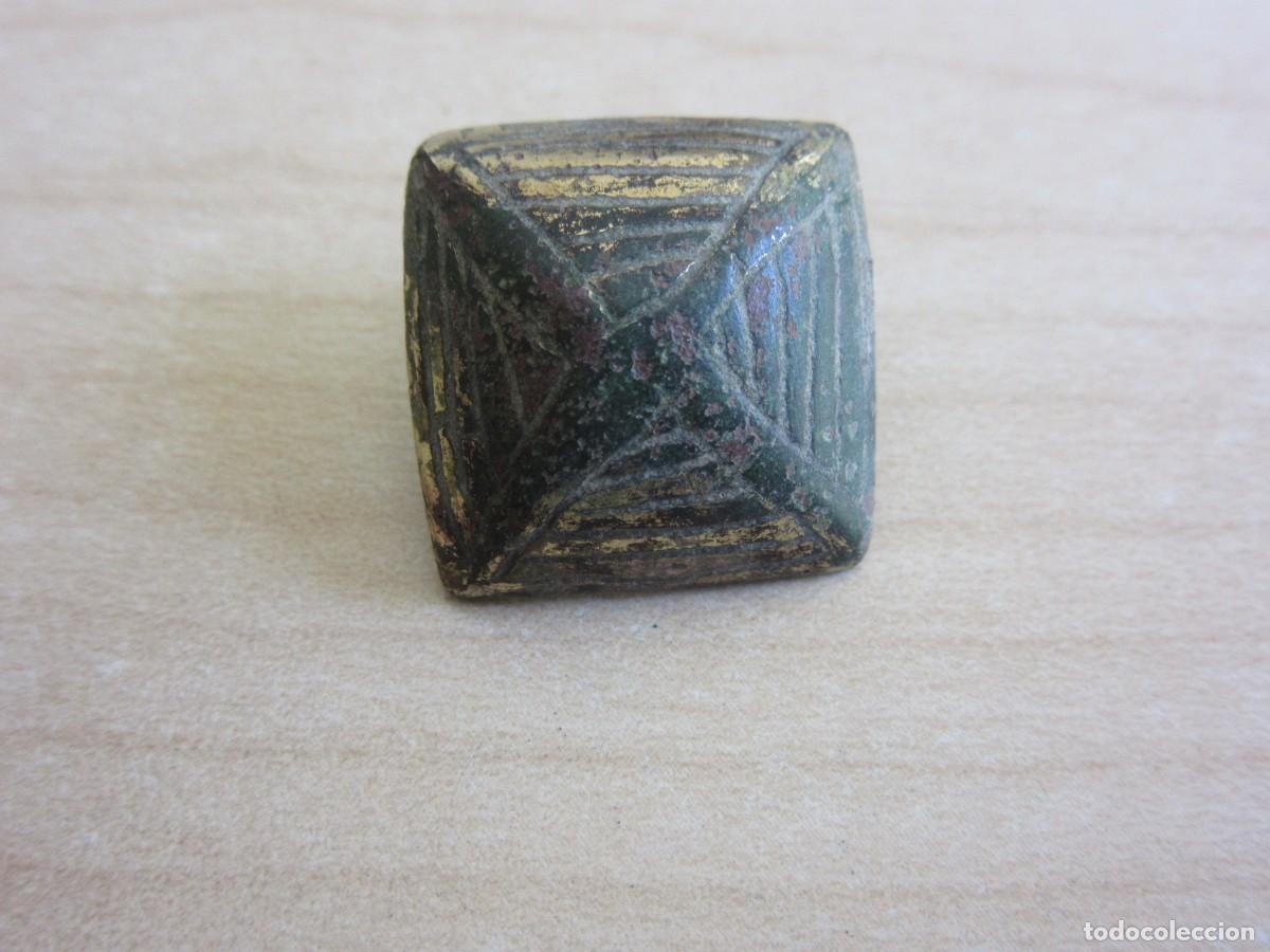 Antiguidades: Bonito clavo ornamental antiguo bronce Posible medieval Conserva parte dorado original Ancho 1,7 cm