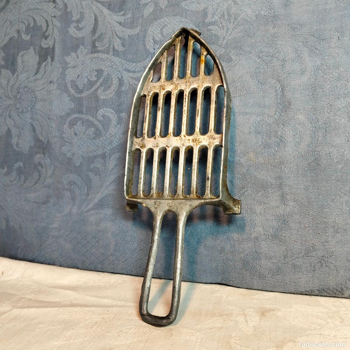 Antig&uuml;edades: Soporte de plancha antiguo sujeta-planchas con asa de aluminio plateado a&ntilde;os 60