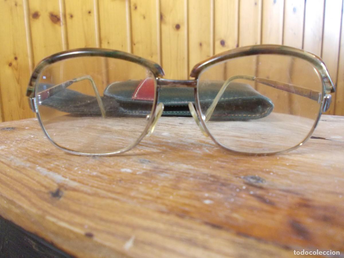 Antig&uuml;edades: Gafas vintage met&aacute;licas con funda cuero verde y roja montura dorada lectura colecci&oacute;n &oacute;ptica antigua