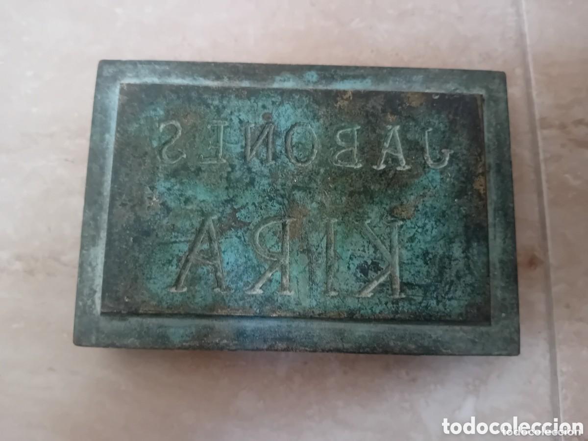 Antig&uuml;edades: Antigua plancha troquel de bronce/hierro para marcar jab&oacute;n JABONES KIRA (Castellon)