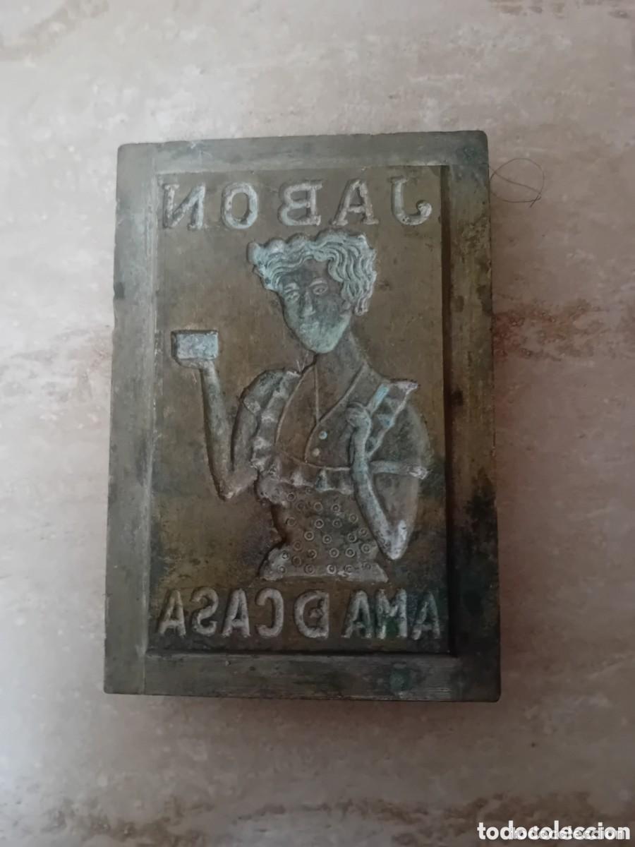 Antig&uuml;edades: Antigua plancha troquel de bronce/hierro para marcar el jab&oacute;n AMA DE CASA (Castellon)