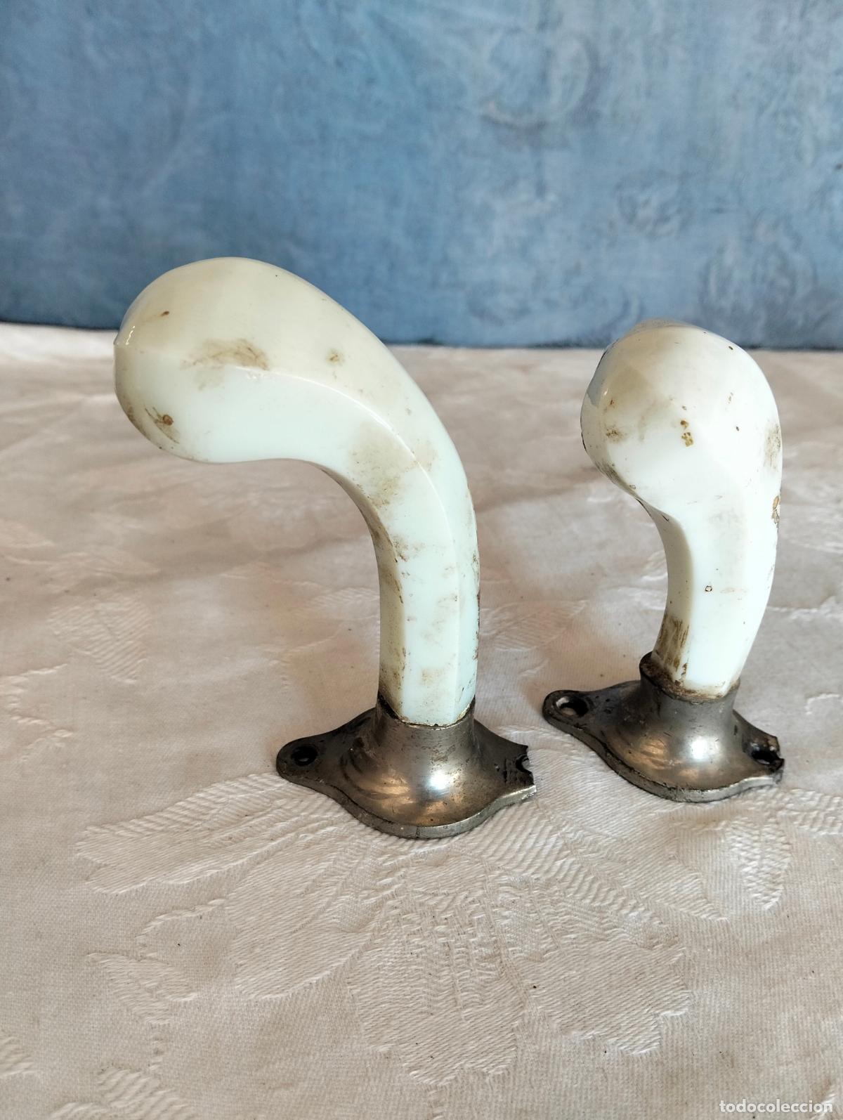 Antiquit&auml;ten: Lote 2 pomos de puerta mueble ba&ntilde;o piedra porcelana blanca o similar metal tirador Art Deco a&ntilde;os 40