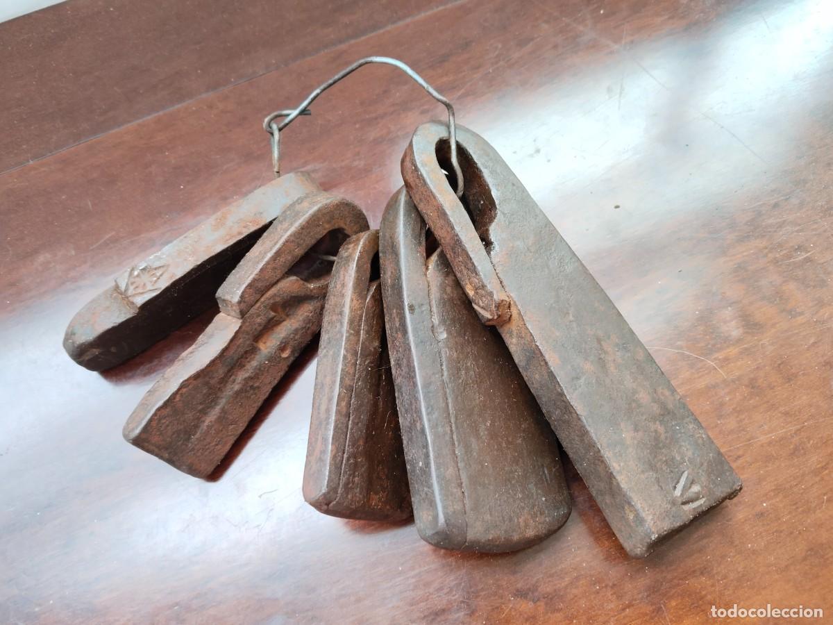 Antig&uuml;edades: Juego de 5 libras o ponderales. Con sellos.