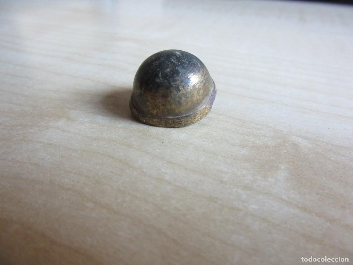 Antiguidades: Clavo ornamental antiguo de bronce Posible medieval Conserva parte dorado original Ancho 1,7 cm