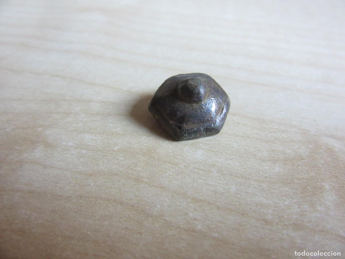 Antiguidades: Clavo ornamental antiguo de bronce forma de exagonal Probable medieval medidas 1,4 cm