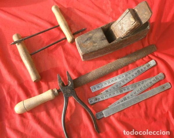 Oggetti Antichi: 6 Herramientas antiguas de CARPINTERO: Cepillo Garlopa A. GARANTIE, Alicates, Lima, Barrenas y metro