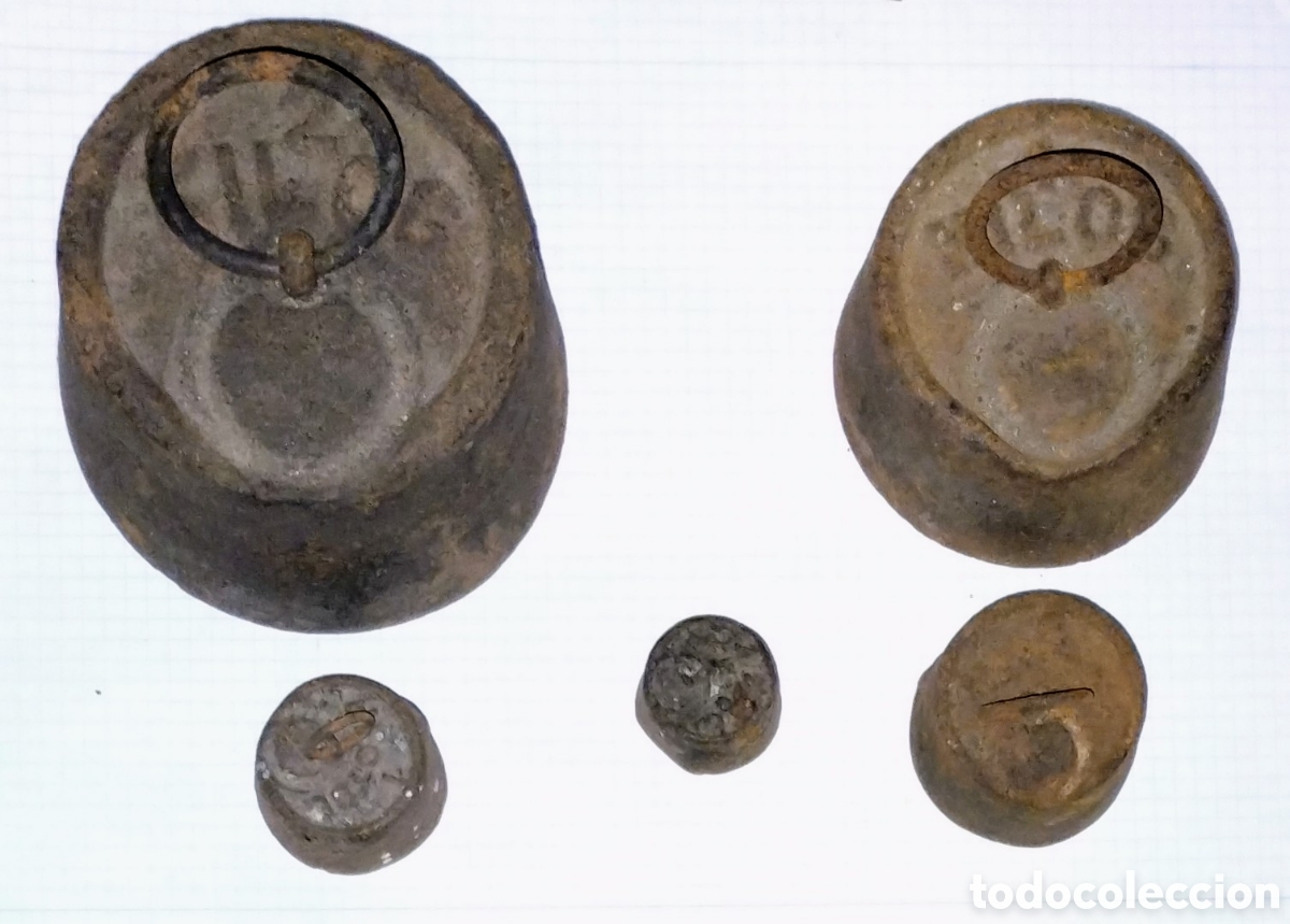 Antig&uuml;edades: JUEGO DE 5 PESAS para b&aacute;scula CON M&Aacute;S DE UN SIGLO DE ANTIG&Uuml;EDAD en ENVEJECIDO ESTADO ver fotos