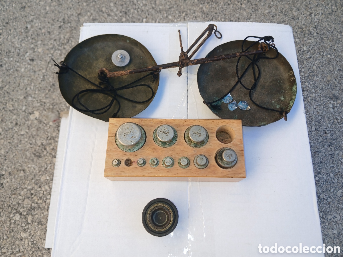 Antig&uuml;edades: LOTE, B&Aacute;SCULA DE PESAR AZAFR&Aacute;N Y JUEGOS DE PESAS.