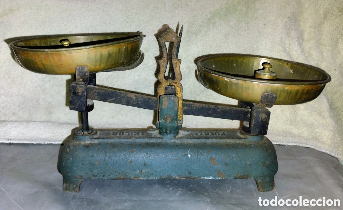 Antig&uuml;edades: antigua B&Aacute;SCULA + 2 PLATOS + 6 PESAS todo EN NORMAL ESTADO con se&ntilde;ales de uso normales (ver fotos).