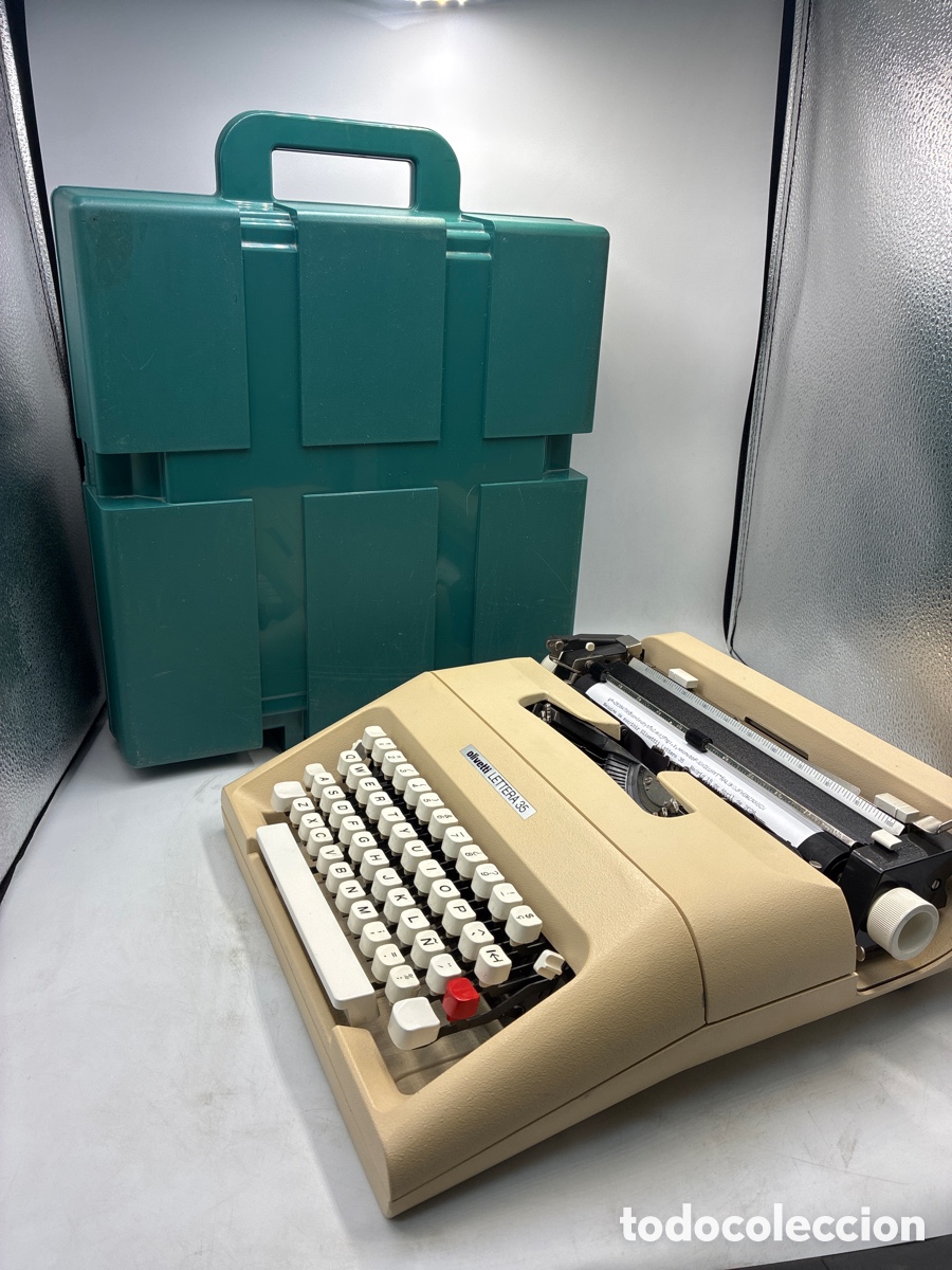 Antig&uuml;edades: M&aacute;quina de escribir Olivetti Lettera 35.