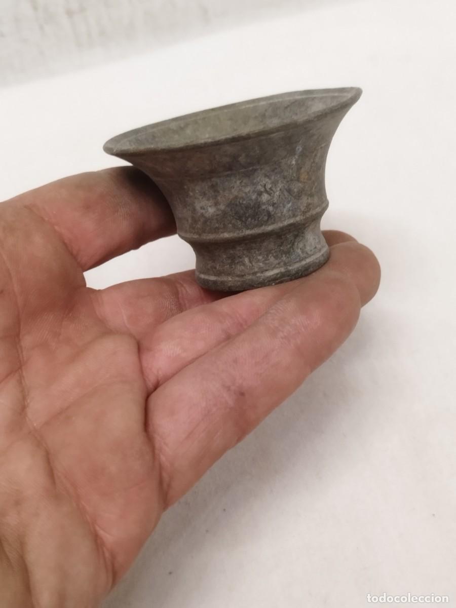 Antig&uuml;edades: Antiguo mortero o almirez en bronce o lat&oacute;n. - Foto 1