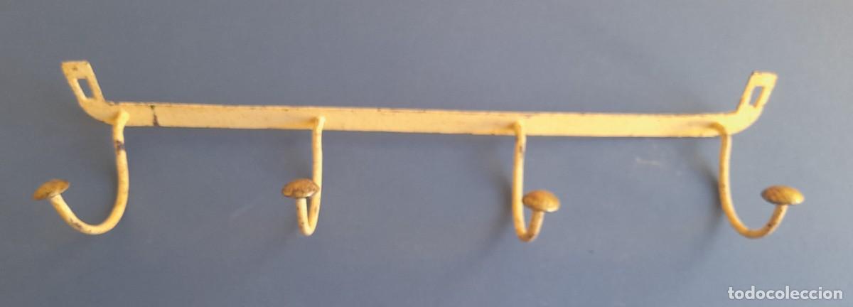 Antig&uuml;edades: Antiguo perchero de hierro y laton, tipo industrial, remachado,4 ganchos, pintura origina 54cm aprox