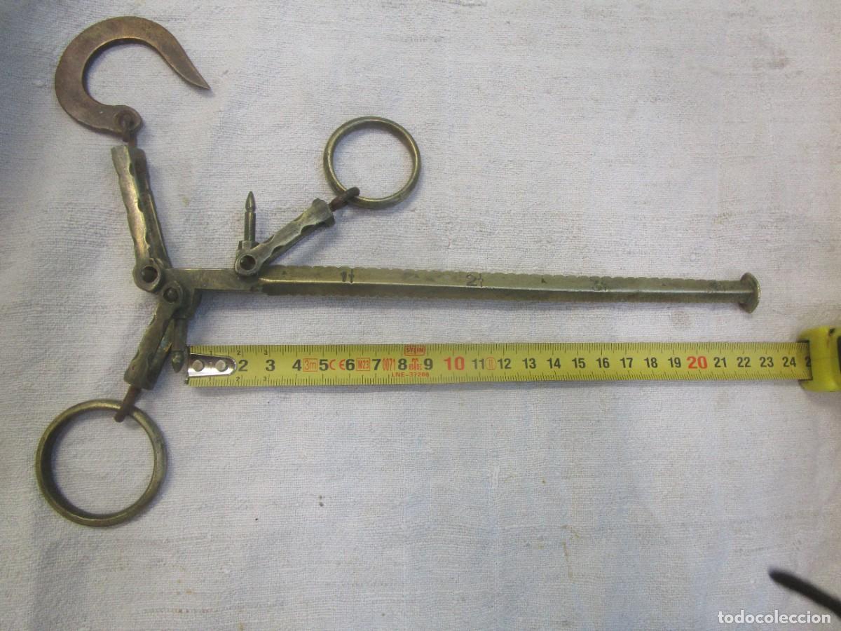 Oggetti Antichi: Antigua balanza ' romana ' b&aacute;scula bronce, C.A. principios XX, pesa hasta 1.5 y 5.5kg, brazo 21cm +