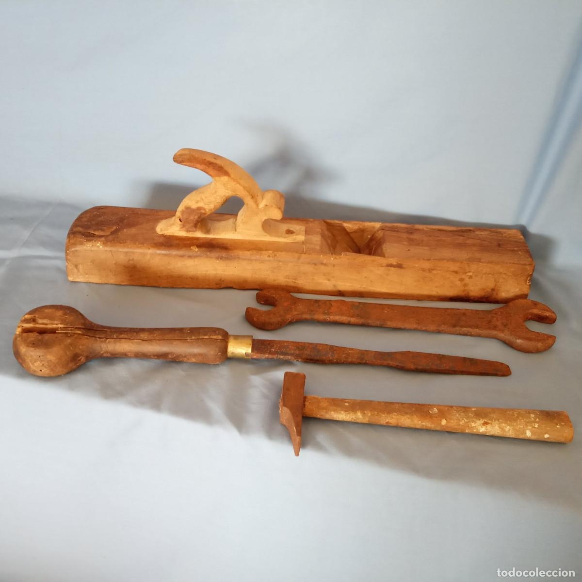Antig&uuml;edades: Lote de 4 herramientas antiguas gallegas: Garlopa, Llave inglesa, Martillo y Cincel de madera