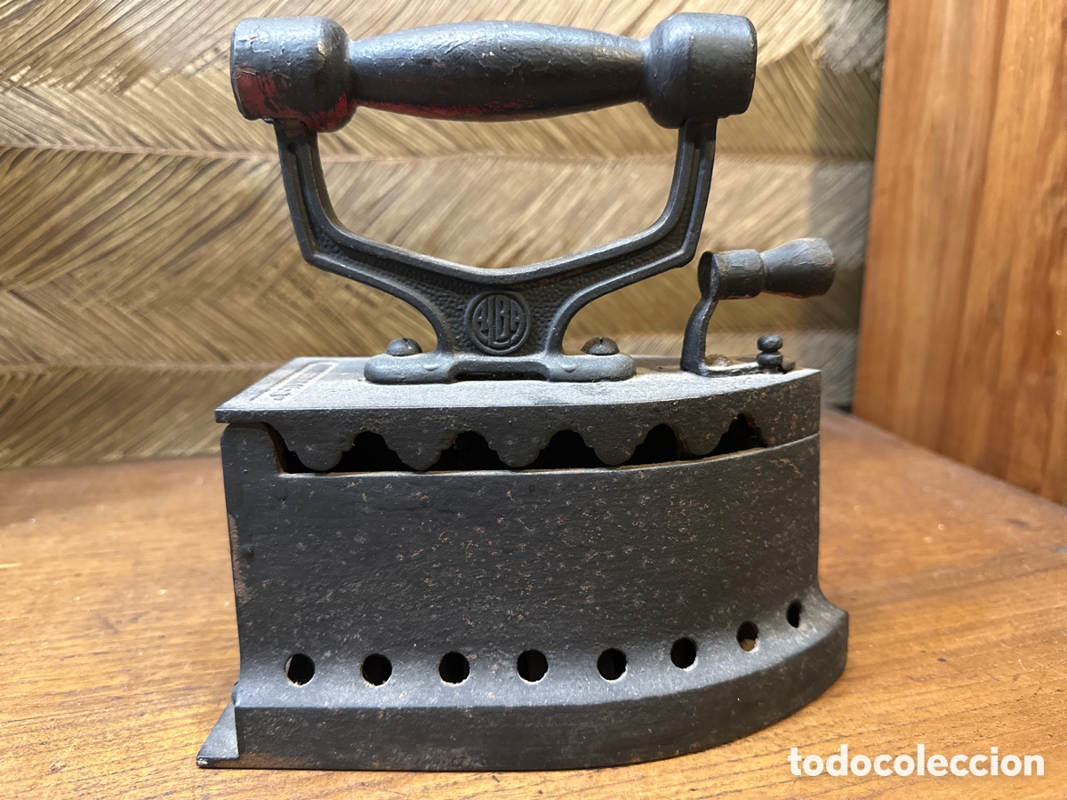 Antig&uuml;edades: ANTIG&Uuml;A Y PRECIOSA PLANCHA DE HIERRO FUNDIDO PARA CARB&Oacute;N. ES DE LA MARCA ALBA,UNIVERSAL N&deg; 8