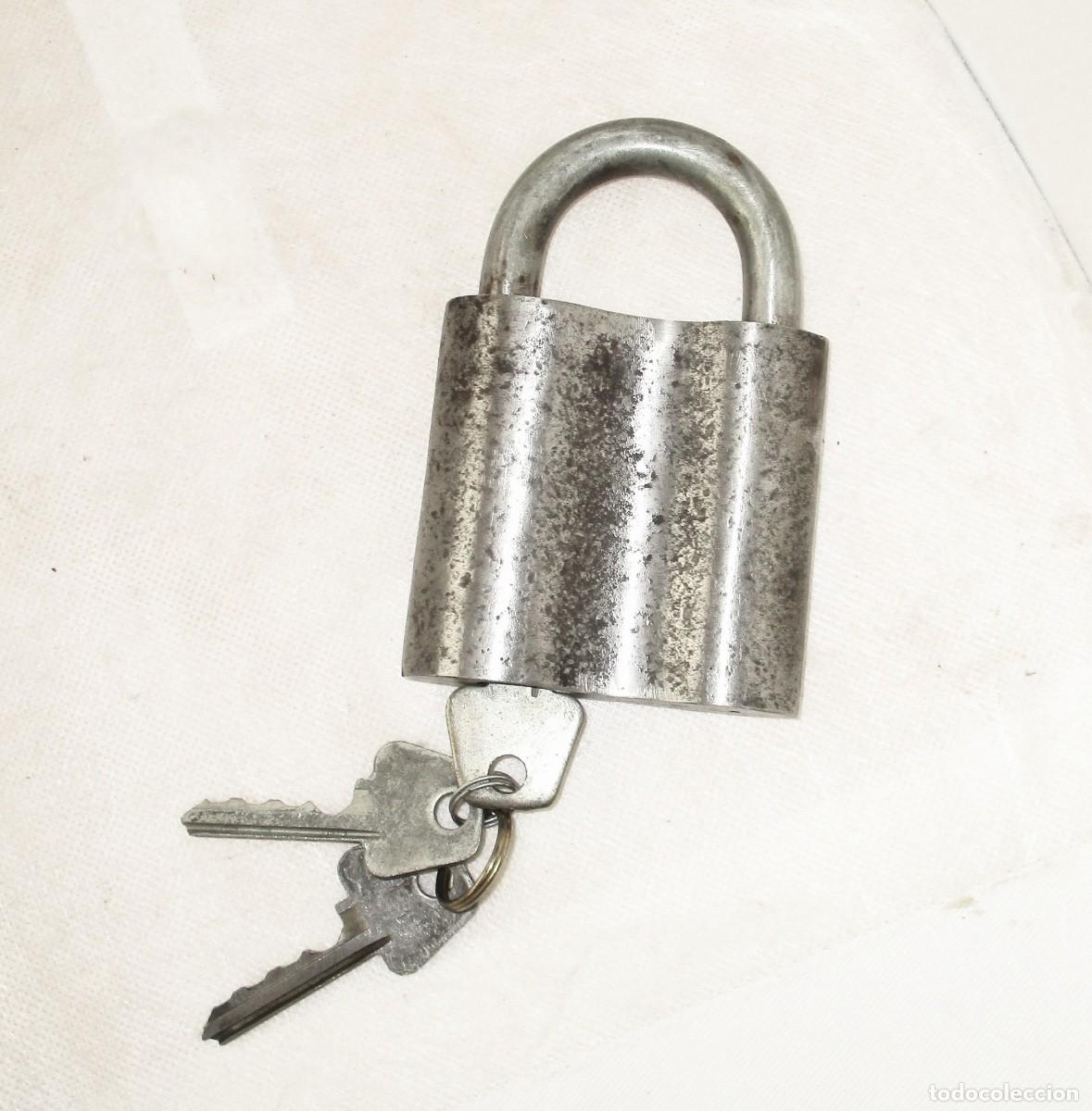 Antiques: ANTIGUO GRAN CANDADO CON SUS TRES LLAVES. PESA M&Aacute;S DE UN KILO.