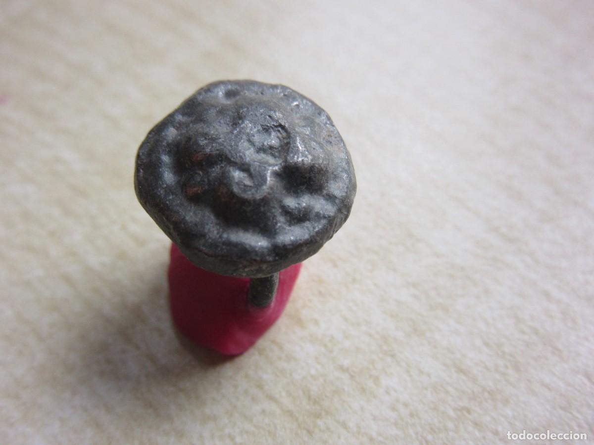 Antiques: Clavo ornamental antiguo de bronce decorado Posible medieval Medidas1,3 cm