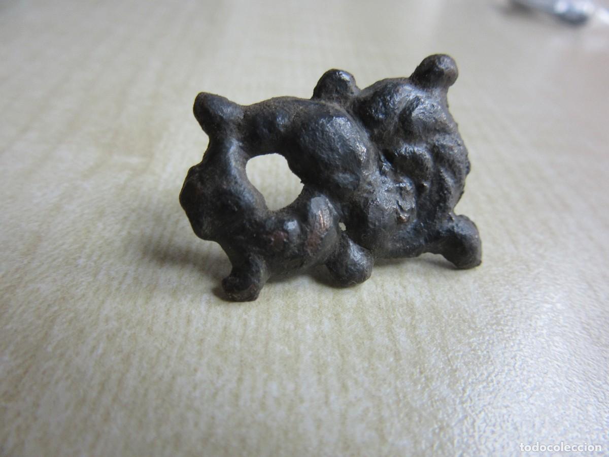 Antiguidades: Clavo ornamental antiguo de bronce decorado Medidas 3,5 x 2 cm
