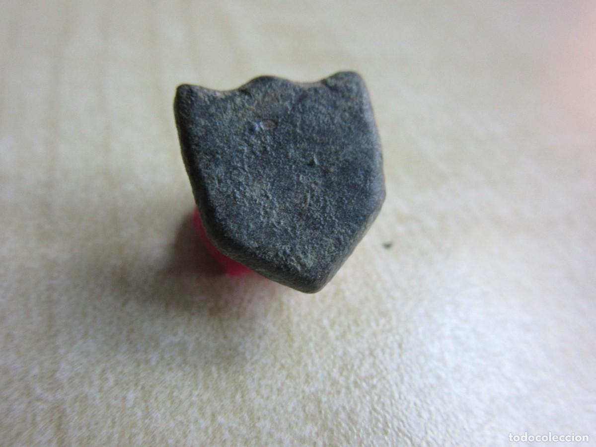 Oggetti Antichi: Clavo ornamental antiguo de bronce forma de escudo Probable medieval medidas 1,3 cm