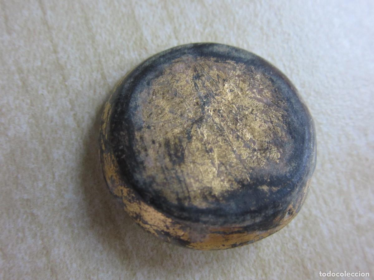 Antiques: Clavo ornamental antiguo de bronce Posible medieval Conserva parte dorado original Di&aacute;metro 2 cm