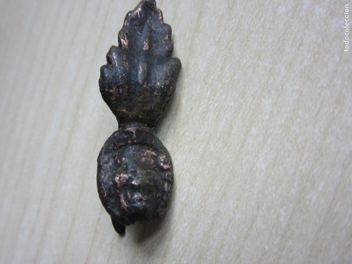 Antiguidades: Clavo ornamental antiguo de bronce con forma de cabeza con gran penacho Medidas3,6 cm