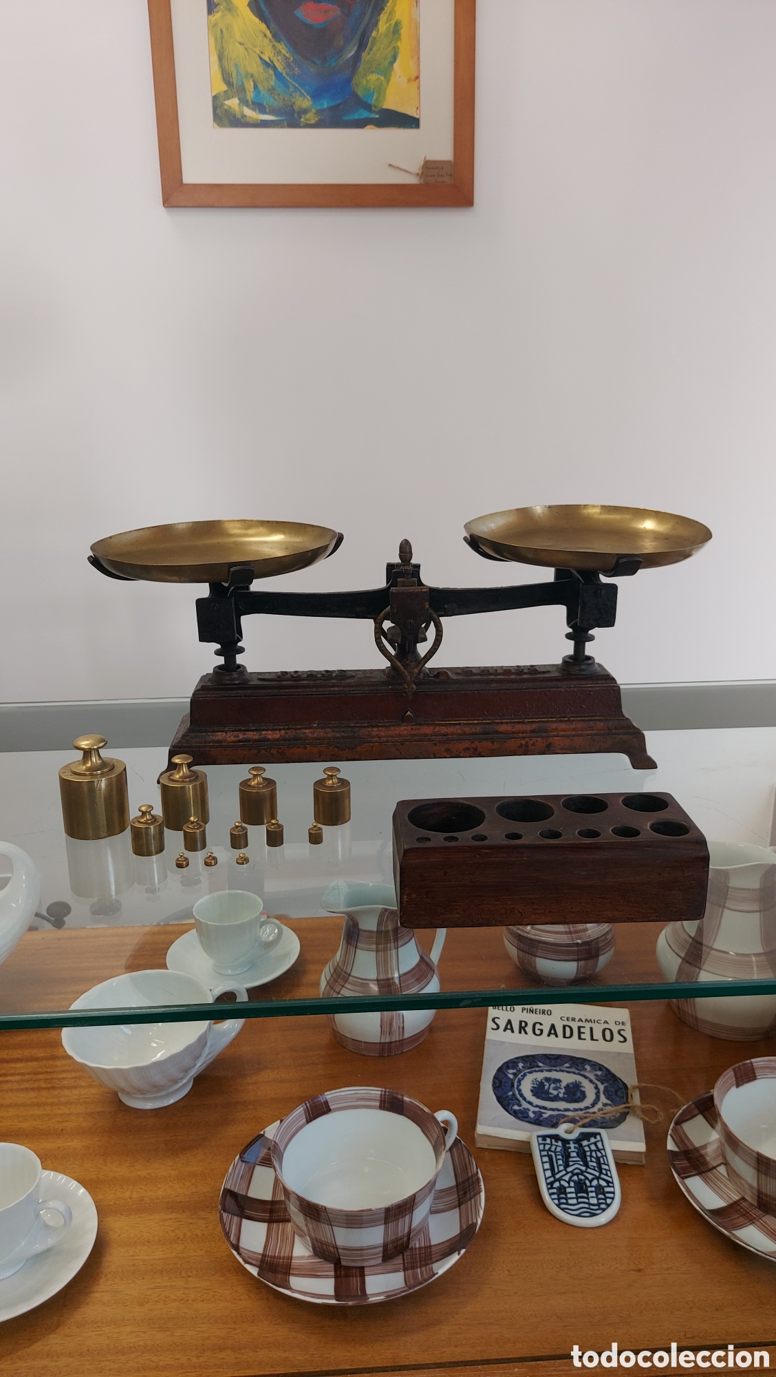 Antig&uuml;edades: B&aacute;scula de hierro fundido con platos de lat&oacute;n