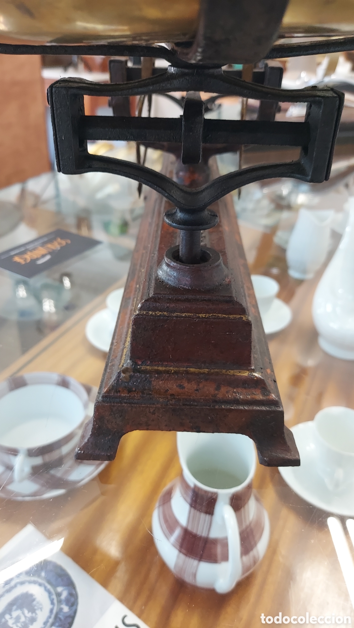 Antig&uuml;edades: B&aacute;scula de hierro fundido con platos de lat&oacute;n - Foto 4