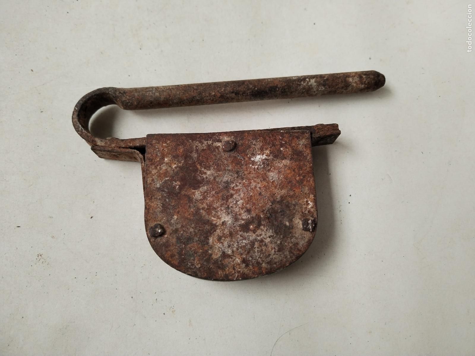 Antig&uuml;edades: antiguo candado de forja - c188 - Foto 3
